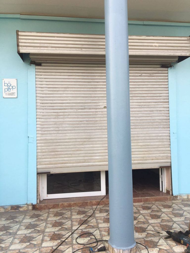Ein Fenster, der Rollladen ist heruntergelassen.
